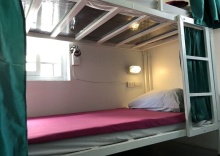 Кровать в общем номере (женский номер) двуспальная кровать в Ploy Hostel