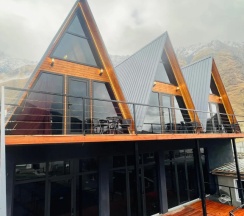 Шале с красивым видом из окна в Апартаменты Pyramid Kazbegi