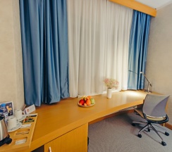 Двухместный номер Superior с видом на реку двуспальная кровать в Dedeman Oskemen Hotel