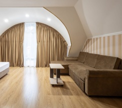 Люкс с балконом с видом на город в Golden House
