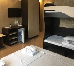 Комната стандарт с 1 двуспальной кроватью и 1 двухъярусной кроватью в Air Azov