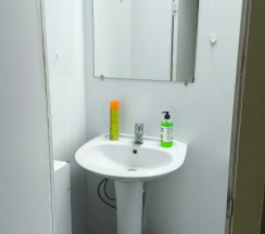 Кровать в общем номере с видом на внутренний двор в Хостел на Геологов