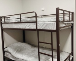 Кровать в мужском 6-местном номере в Moss hotel