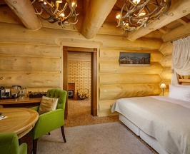 Chalet двуспальная кровать в Altay Village Teletskoe