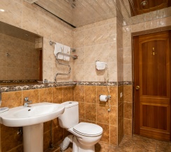 Люкс 3-х комнатный с кухней и бильярдом 4-х местный в Жемчуг