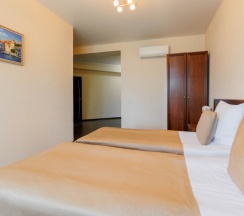 Двухместные апартаменты с 3 комнатами с балконом и с видом на море двуспальная кровать в Дом Москвы