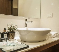 Двухместный номер Luxury с балконом двуспальная кровать в The Title KR Beach Condotel Rawai Phuket
