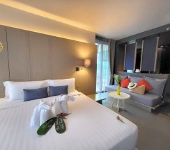 Двухместный номер Deluxe с видом на море двуспальная кровать в The Yama Hotel Phuket