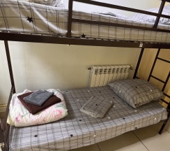 Кровать в 8-местном общем мужском номере в Сити-В