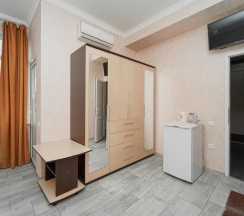 Трёхместная комната с одной двуспальной и односпальной кроватями в Чайка