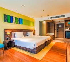 Двухместный номер Premium с балконом (двуспальная кровать) в Отель Holiday Inn Resort Phuket Karon Beach by IHG