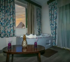 Люкс Executive с видом на пирамиды и джакузи в Pyramid Edge Hotel & Exclusive Pyramids View Rooftop