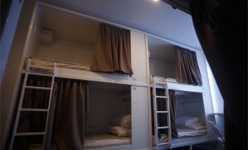 Белая комната для мужчин и женщин в Этаж