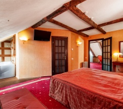 Двухкомнатный люкс «Славия» с сауной и джакузи в Old Estate Hotel&SPA