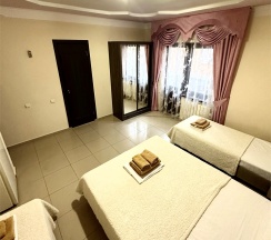 Улучшенный четырехместный номер с балконом в Guest house city center