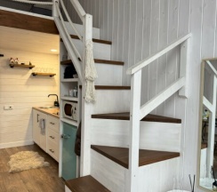 Уютный Tiny House с мансардным окном (Дом1). Заезд в 15.00, выезд до 12.00. в Sheluha house