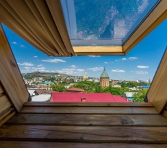 Двухместный номер Standard с балконом и с видом на город двуспальная кровать в Imperial House Hotel
