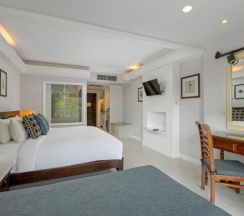 Двухместный номер Deluxe Terrace с балконом и с видом на бассейн двуспальная кровать в Thavorn Palm Beach Resort Phuket