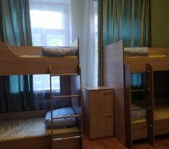 Кровать в 8-местном мужском номере (4 этаж) в Диско