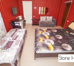 Трёхместный номер Deluxe с балконом и с красивым видом из окна в Stone house