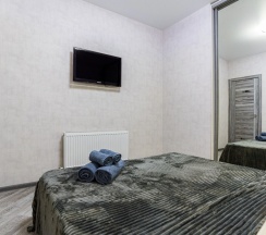 Двухместные апартаменты с балконом и с красивым видом из окна (двуспальная кровать) в Апартаменты В Центре Новороссийска От LetoApart