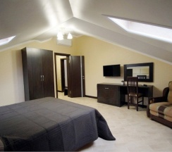 Четырёхместный люкс Мансарда с видом на горы в Елена