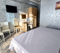 Стандартный номер с двуспальной и 2 односпальными кроватями в Бригантина