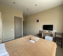 Двухместный номер Standard с балконом и с красивым видом из окна двуспальная кровать в Гранат