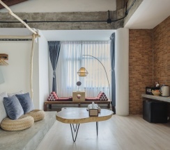 Одноместные апартаменты с 2 комнатами двуспальная кровать в YOLO Bangkok Boutique Hotel