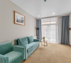 Семейный двухкомнатный номер с балконом в Cosmos Vladikavkaz La Vallee Hotel