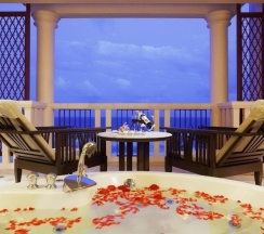 Двухместный номер Spa Deluxe с балконом и с видом на океан двуспальная кровать в Отель Centara Grand Beach Resort Phuket