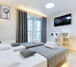 Двухместный номер Deluxe с балконом и с видом на город 2 отдельные кровати в Апартаменты Новые в Минск-Мир возле Avia mall