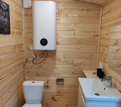 Двухместный коттедж Comfort с красивым видом из окна двуспальная кровать в Vinder Village