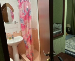 Трехместный стандарт с двуспальной кроватью и креслом в Островок