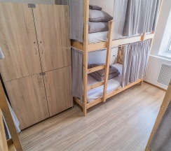 Кровать в 6-местном мужском номере (общие удобства) в Hot Place Guest House