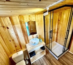 Двухместный семейный коттедж с видом на озеро двуспальная кровать в Ерёмина гора