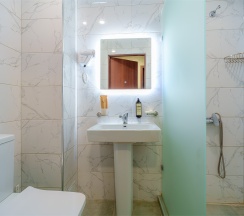 Люкс с одной большой или двумя односпальными кроватями в Энергетик