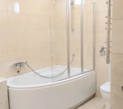 Апартаменты с балконом и с красивым видом из окна в Апартаменты в центре с тремя спальнями на Червякова 55 рядом с парком Победы