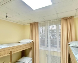 Кровать в общем номере (мужской номер) с красивым видом из окна в Alma-Ata Hostel