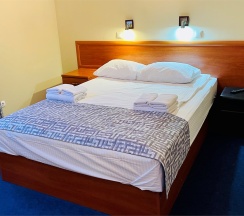 Двухместный двухкомнатный номер I категории "Комфорт" с одной двуспальной кроватью в Фридрихсхофф