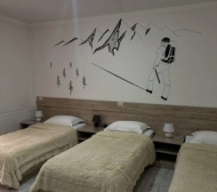 Трёхместный номер Standard с балконом и с видом на горы в Ail Home