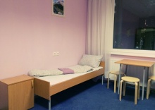 Кровать в общем номере с красивым видом из окна в Arena hostel