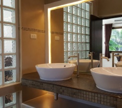 Вилла с балконом в Вилла Hideland - The Luxurious Tropical Villa - Pattaya Jomtien