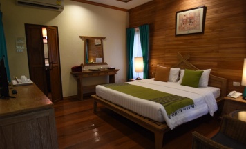 Двухместный House Thai Teak Wood двуспальная кровать в Natural Park Resort