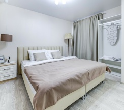 Улучшенная двухместная комната с 1 кроватью и собственной ванной комнатой в МК Распутина