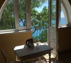 Апартаменты c 1 комнатой с балконом и с красивым видом из окна в Вилла Акация