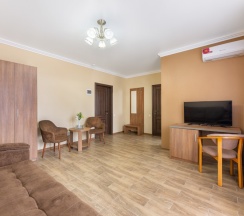 Семейный Двухкомнатный с балконом в Brown hotel