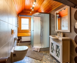 2. Семейный номер с двуспальной кроватью и диваном в Усадьба Маанселька