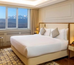 Двухместный клубный люкс Executive с видом на горы двуспальная кровать в Sheraton