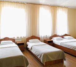 Четырехместный семейный номер с 1 двуспальной и 2 раздельными полуторными кроватями в Парк Культуры